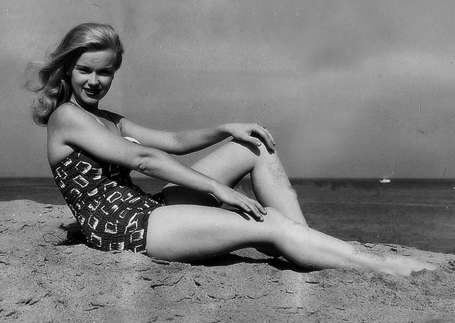 Энн Фрэнсис на отдыхе