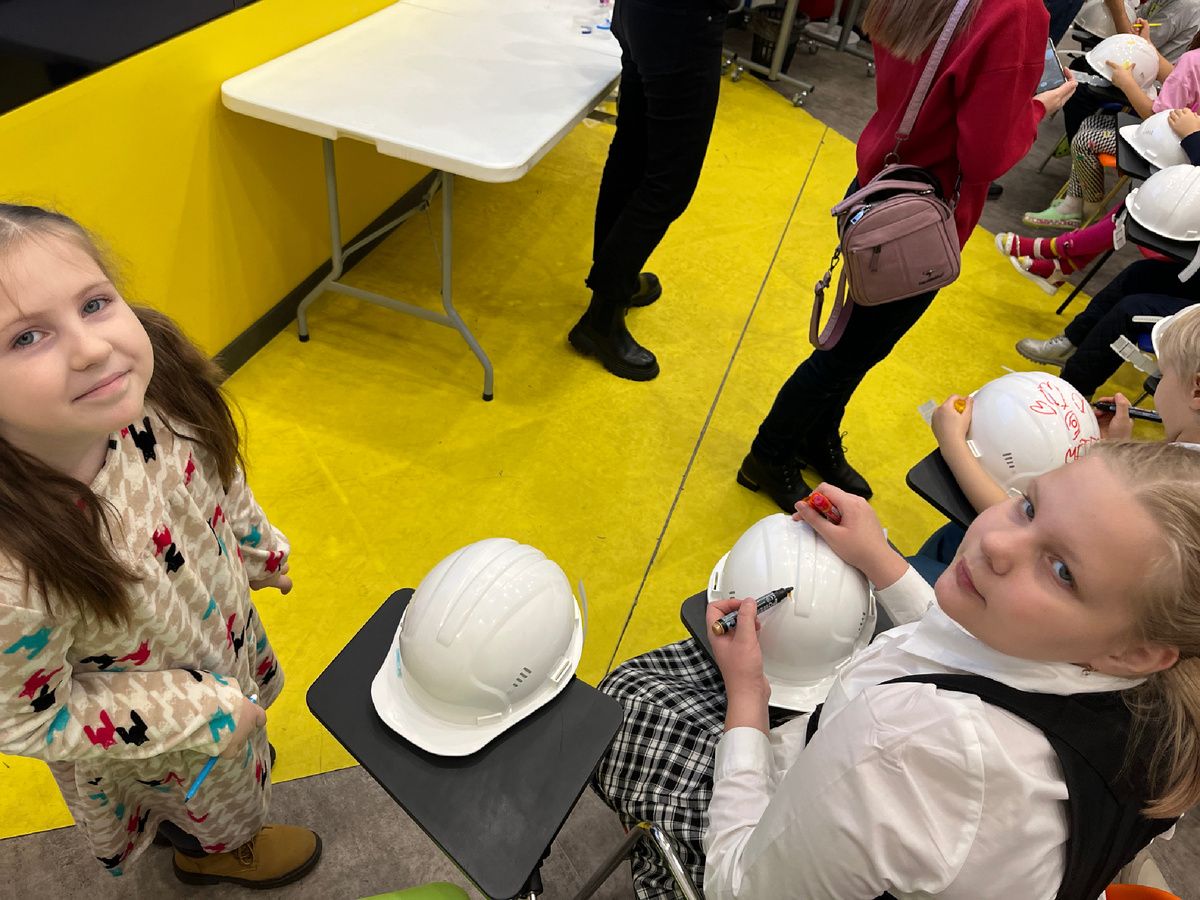 Фото автора. Расписывали каски маркерами и получили в подарок и каски, и шарики, и пряники. 