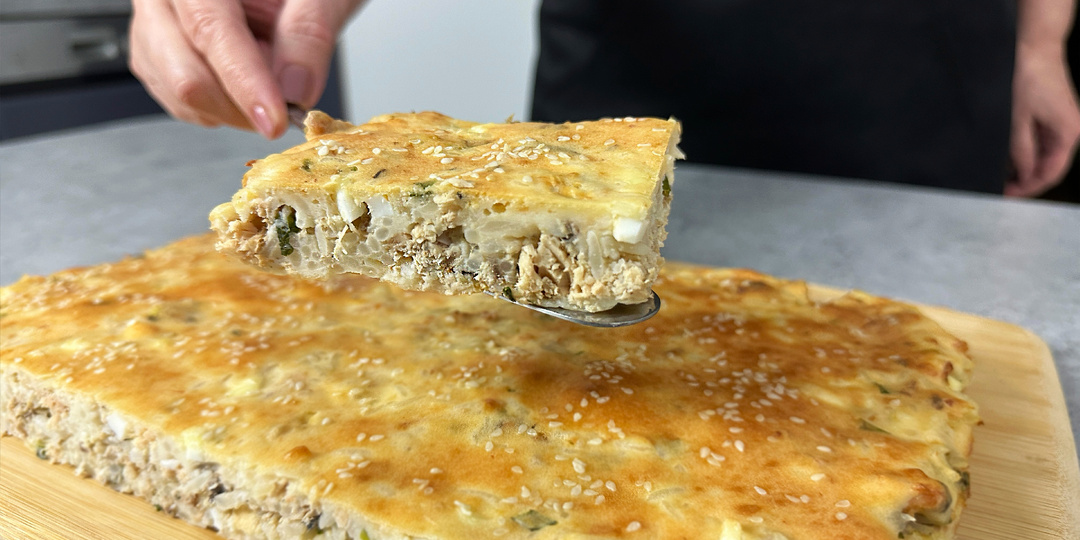 Сегодня у меня для вас рецепт очень простого и очень вкусного рыбного пирога. На его приготовление понадобится совсем немного времени, да и