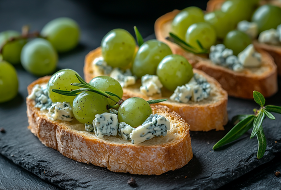    Брускетта с виноградом и голубым сыром: легко приготовить в домашних условиях