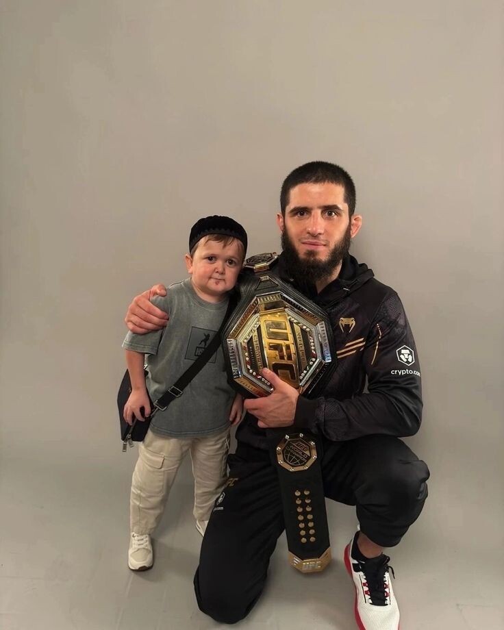 Хасбулла Магомедов ( справа ) - Ислам Махачева ( слева )