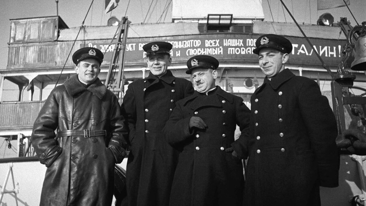 Иван Папанин с товарищами. Экспедиция "Северный полюс - 1"