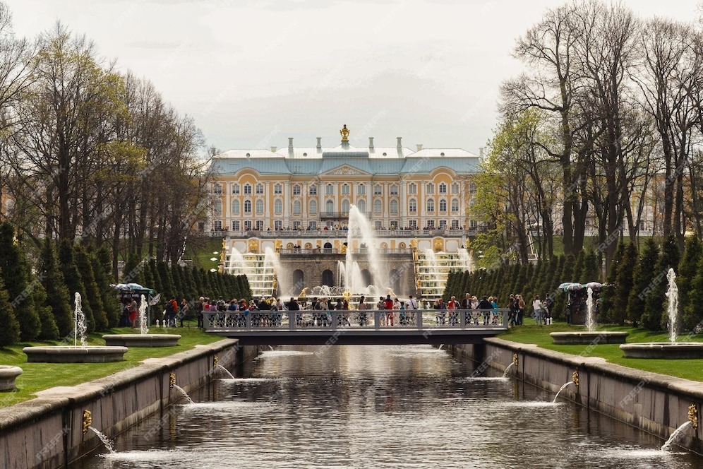 Источник: https://img.freepik.com/premium-photo/group-people-front-building_1048944-6051414.jpg?w=996