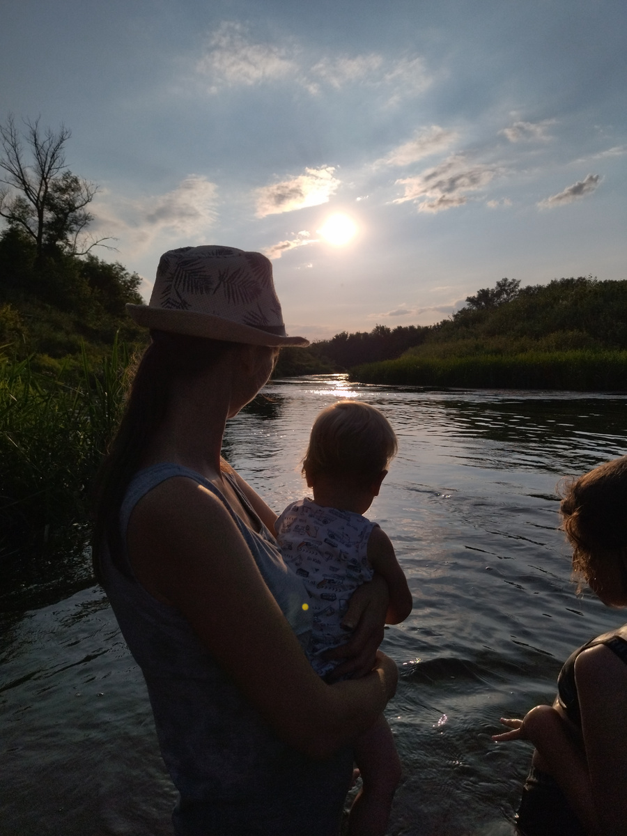 Женщина, с ребёнком на руках. Фото из архива автора  