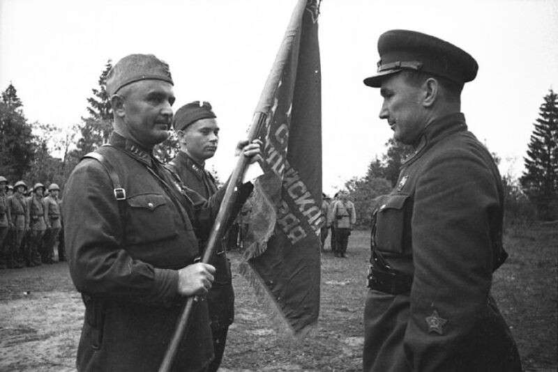Вручение знамени командиру 4-й гвардейской стрелковой бригады.  28.07.1942
Автор: Владимир Гребнев. (https://waralbum.ru/)