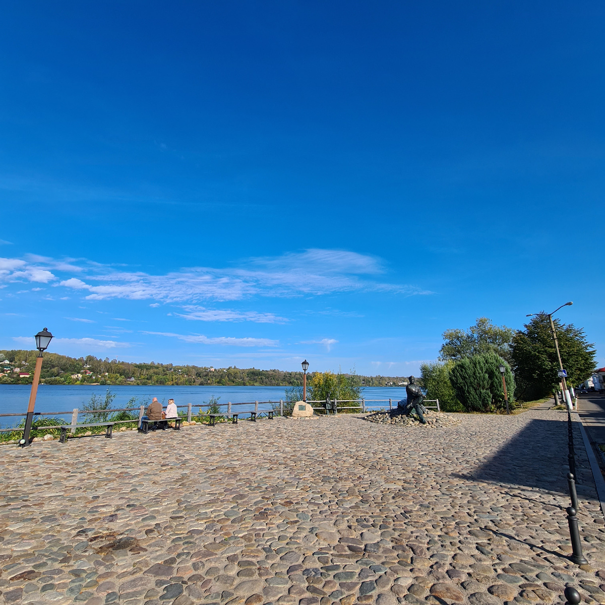 Памятник Ф. И. Шаляпину и набережная Волги напротив ресторана "Променадъ"