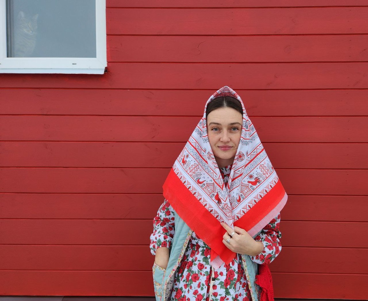 Анна Николаевна и котик. Платок "Мезенская роспись"