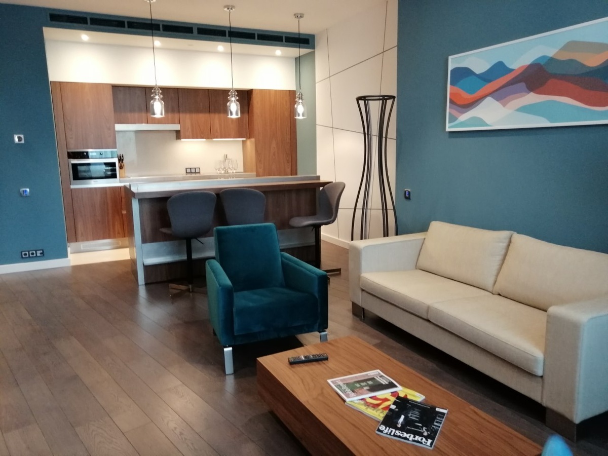 Не стоит избегать ярких оттенков стен. Фото: Мир Квартир