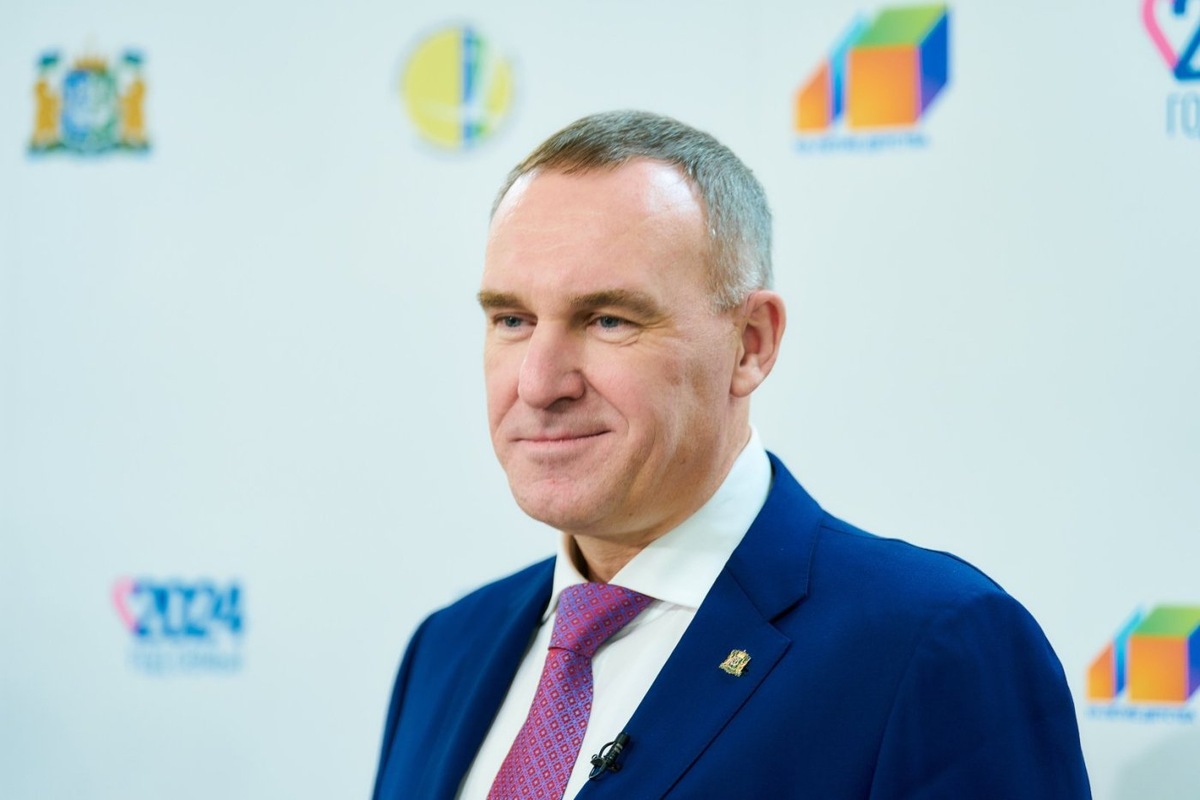    Губернатор Югры Руслан Кухарук поздравил с наступающим праздником свою маму и всех матерей Югры