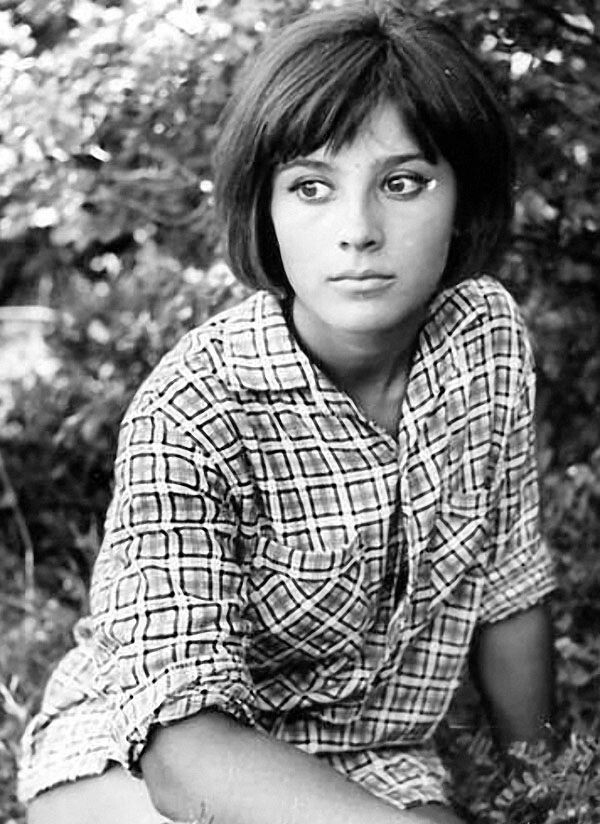 Наталья Варлей в перерыве между съемок фильма "Кавказская пленница.... " 