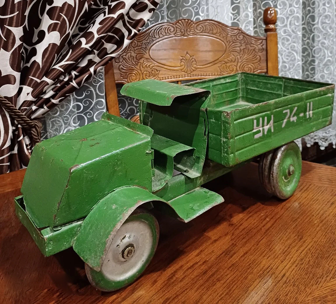 Игрушечный грузовик, производитель - Уфимский завод «Металлоштамп». Фото из открытых источников, листаем галерею -->>