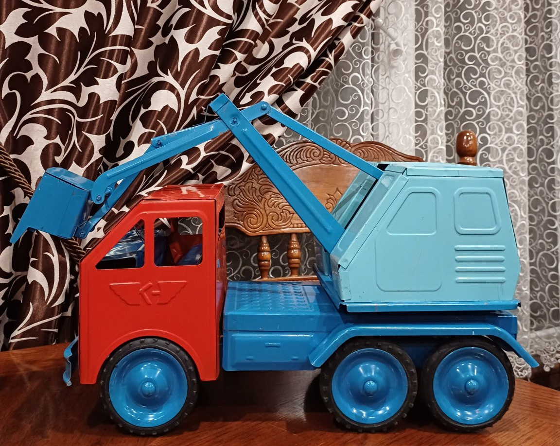 Автоэкскаватор, производитель - "Красная Этна". Фото из открытых источников, листаем галерею -->>