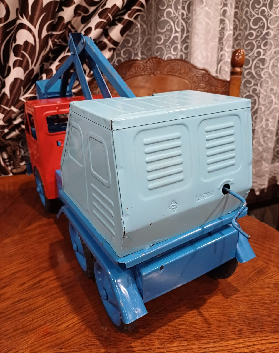 Автоэкскаватор, производитель - "Красная Этна". Фото из открытых источников, листаем галерею -->>