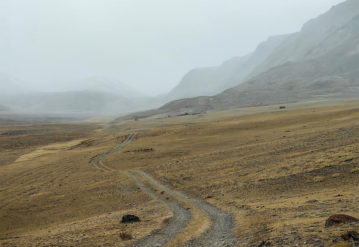 Погода совсем начала портиться. Все начинало растворятся в плотной серой пелине