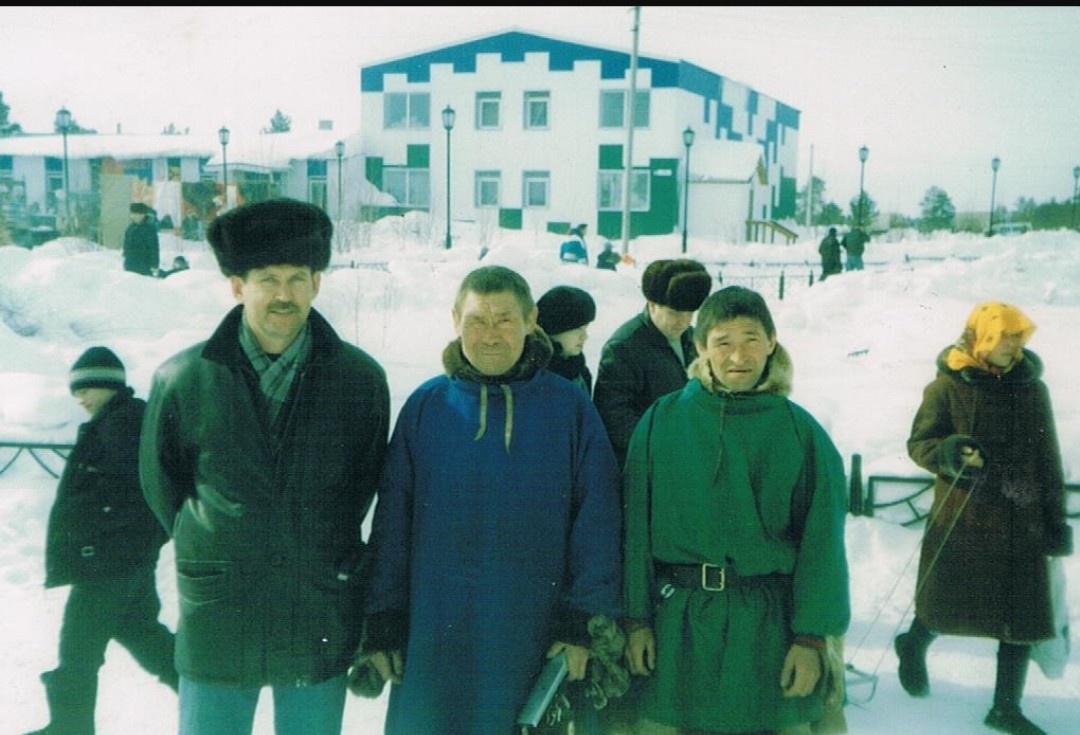 Сергей в центре.