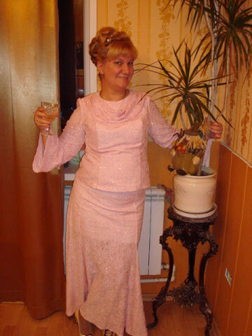 Моё фото из архива. Здесь мне 44,5 В руке фужер с водой.