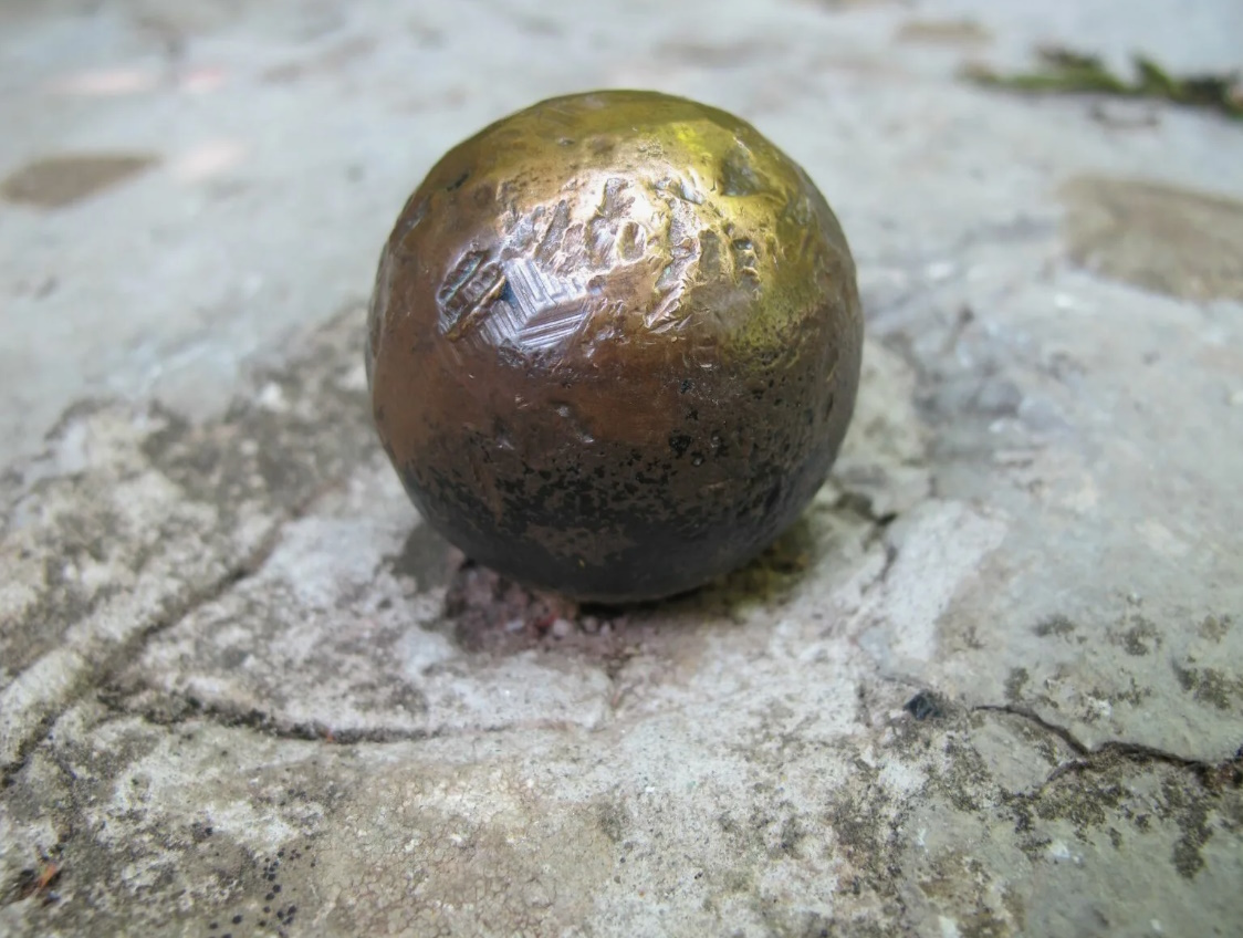 Откуда внутри древних мегалитов шарик 19 века? (Фото: i0.hippopx.com).