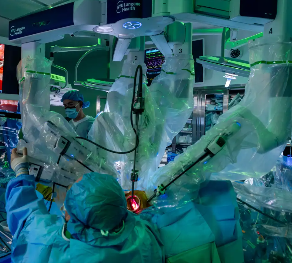 Хирургическая бригада в больнице NYU Langone Health провела первую в мире полностью роботизированную пересадку двух лёгких.    
 Источник: NYU Langone  📷
