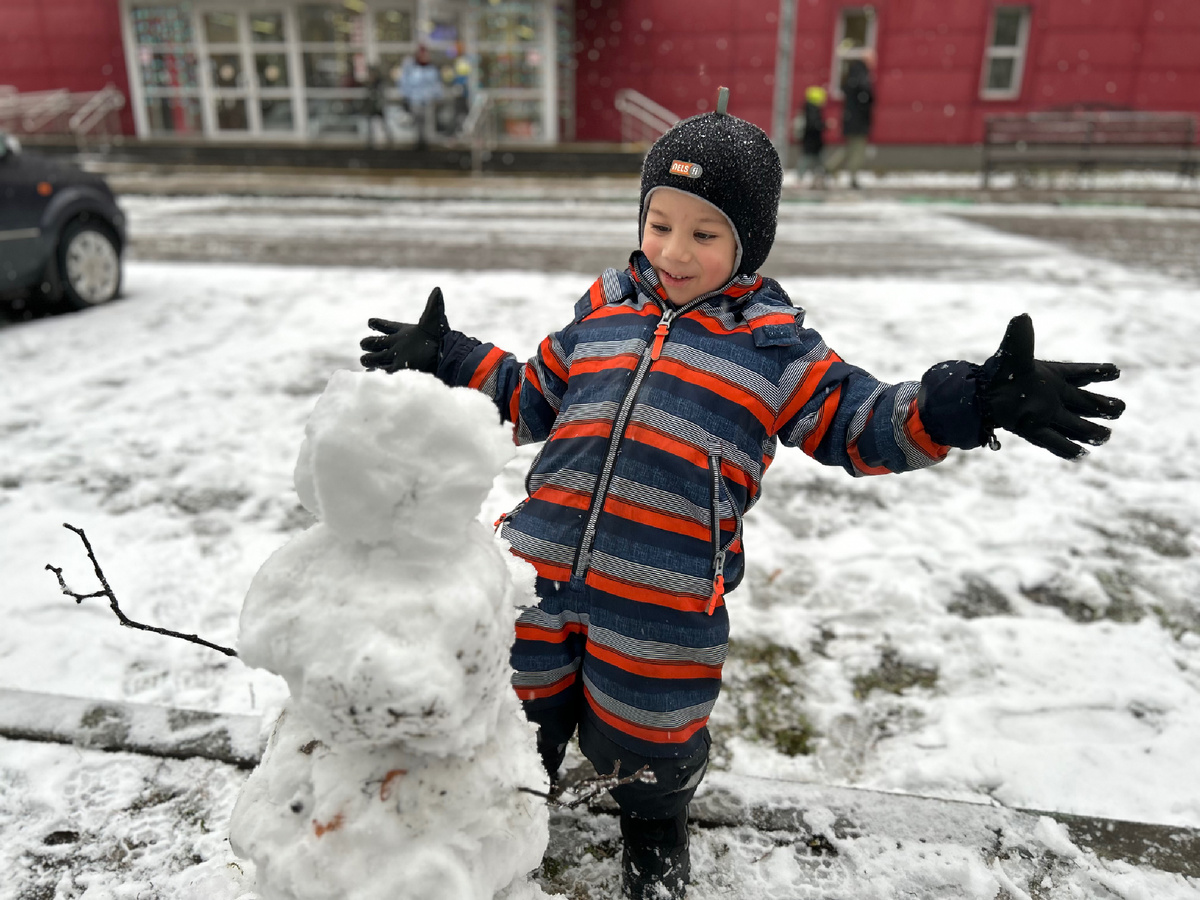 «Я его слепила из того, что было» :) Снег вперемежку с листьями и землей