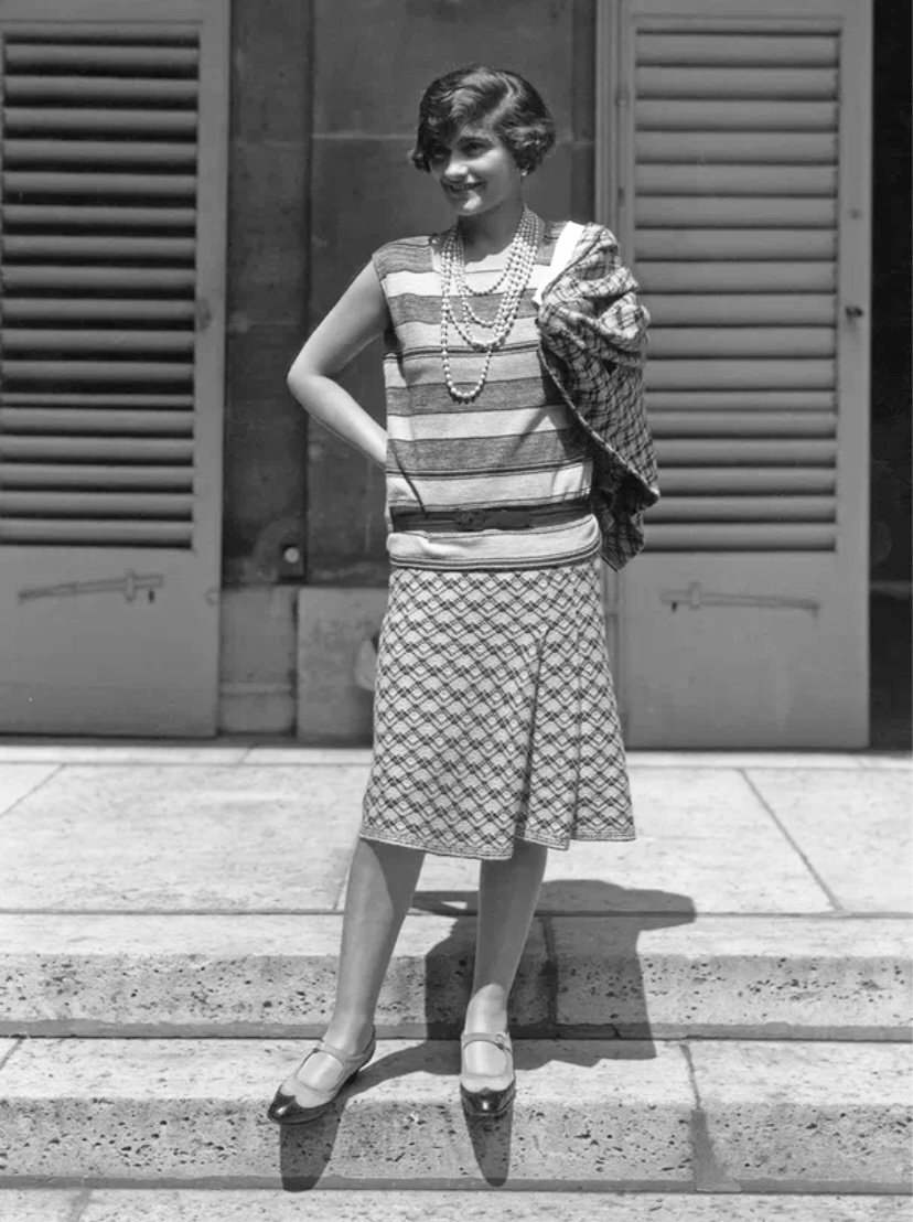 Габриэль Шанель в костюме Chanel из джерси с авторским принтом Зданевича 