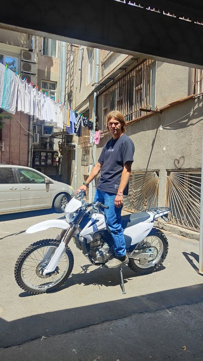 Китайское эндуро, 250 cc. Прёт. Но колесо пошло восьмёркой на 25-м километре пробега.  