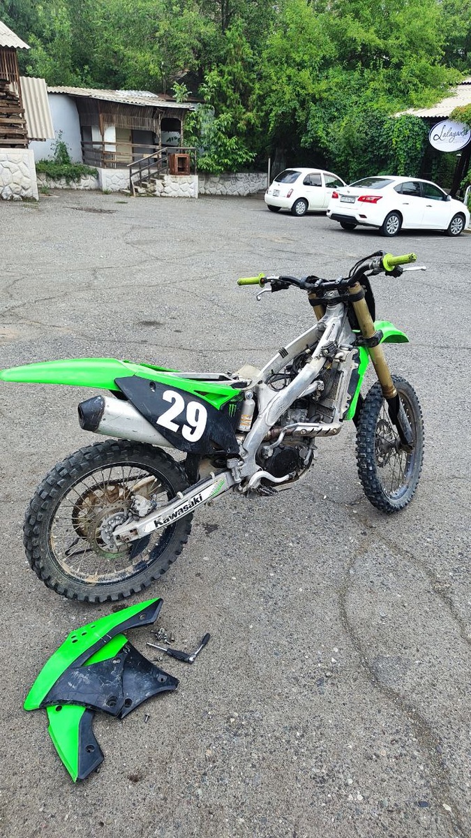 Kawasaki KX. Извините, что без бака. Снял я его.