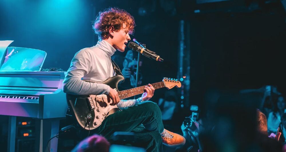 Шарлот стал набирать популярность, но решил вести себя вызывающе и даже оскорбительно