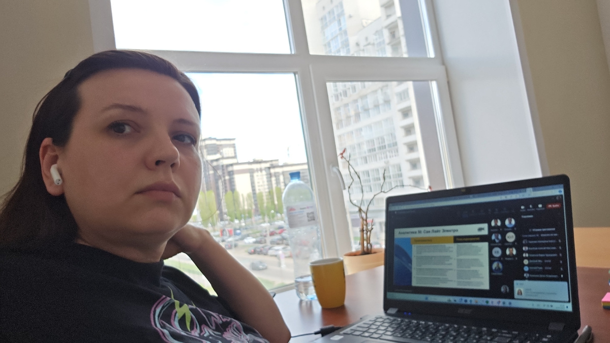 Улыбаемся и пашем. Только переехали в новый офис, сидели с голыми окнами.