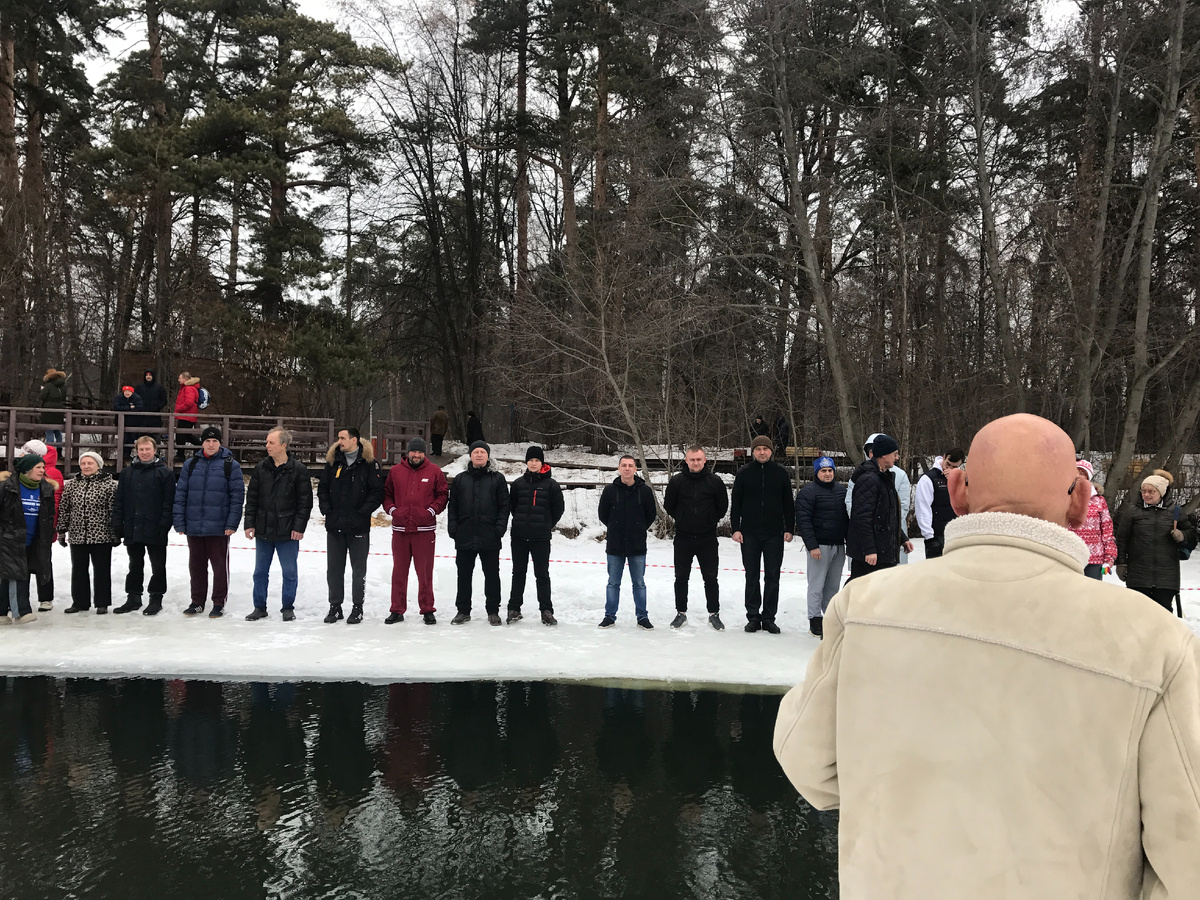 Праздник в Клубе моржей Серебряного бора. Участников приветствуют С.Н.Максимов. Фото Натальи Макеевой. 