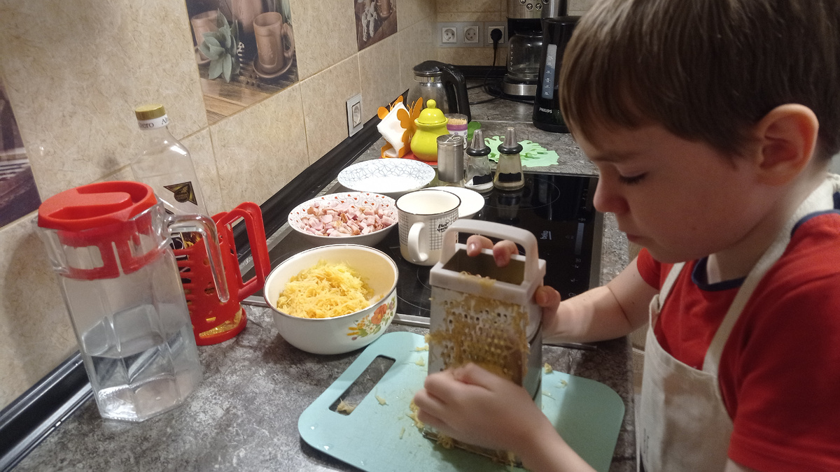 Трём картошку и лук на терке