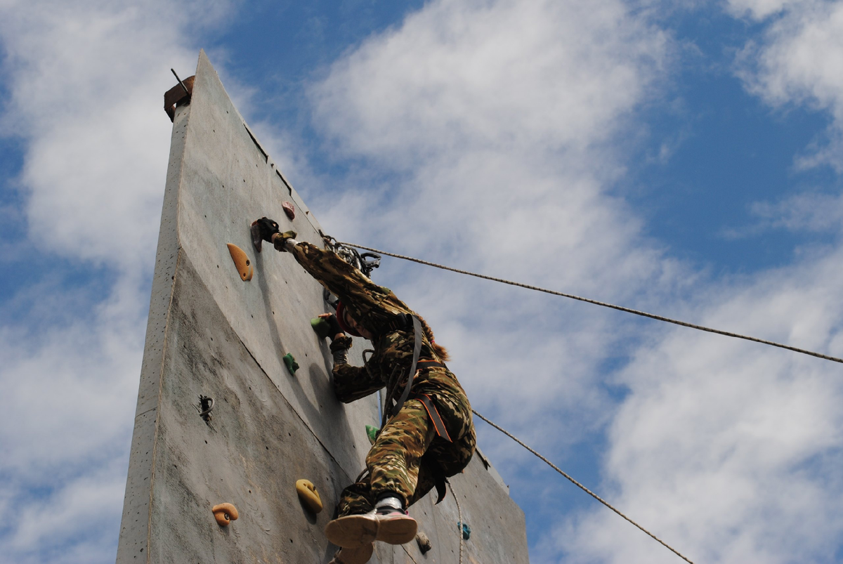 Занятие на скалодроме. 