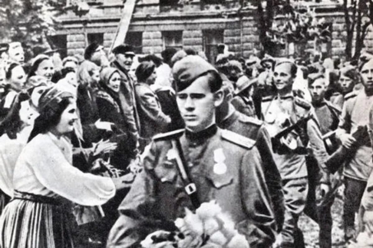    Воины 8-го Эстонского корпуса вступают в освобождённый Таллин (1944 год). Радость жителей не выглядит поддельной.