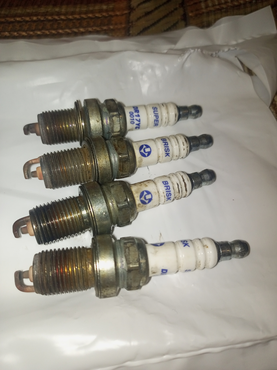 После эксплуатации. Вторая свеча в масле.