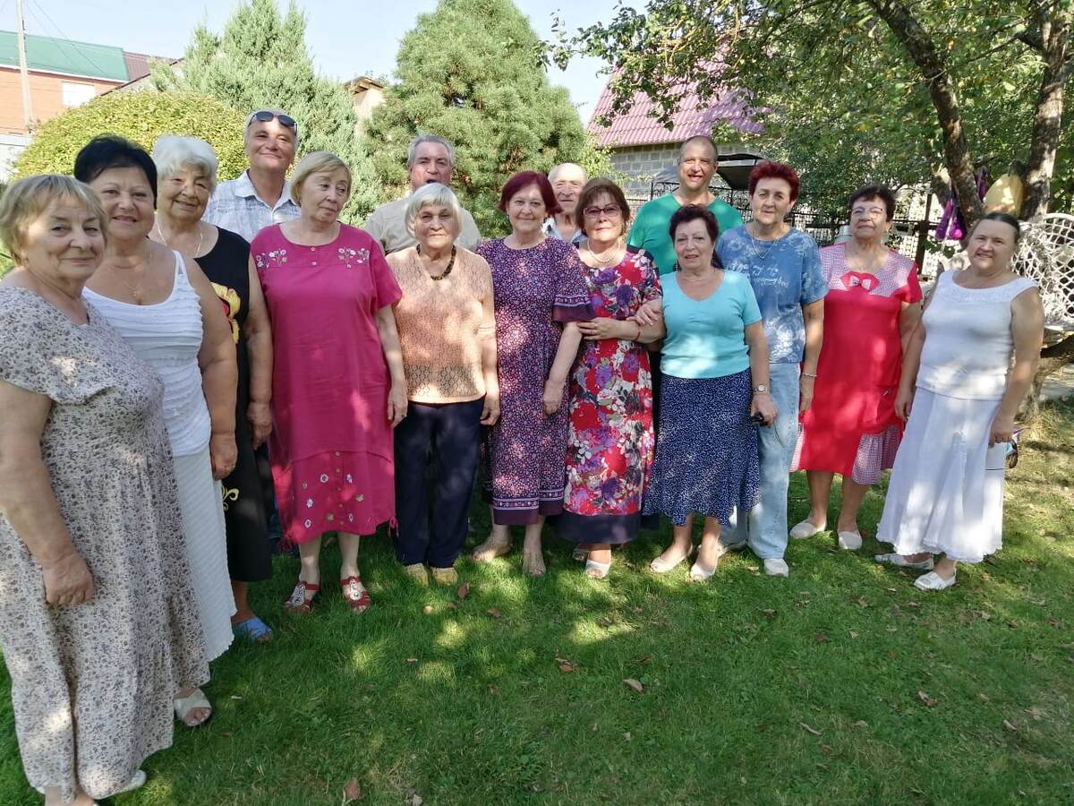 Во время летних каникул мы тоже встречаемся, оставляя все дела на время без нашего внимания.