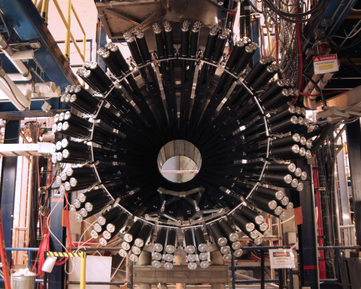 Центральный нейтронный детектор, установленный в совместном исследовательском подразделении CNRS в Орсе, Университета Париж-Сакле и Университета Париж-Сити.    
 Источник: Silvia Niccolai  📷

