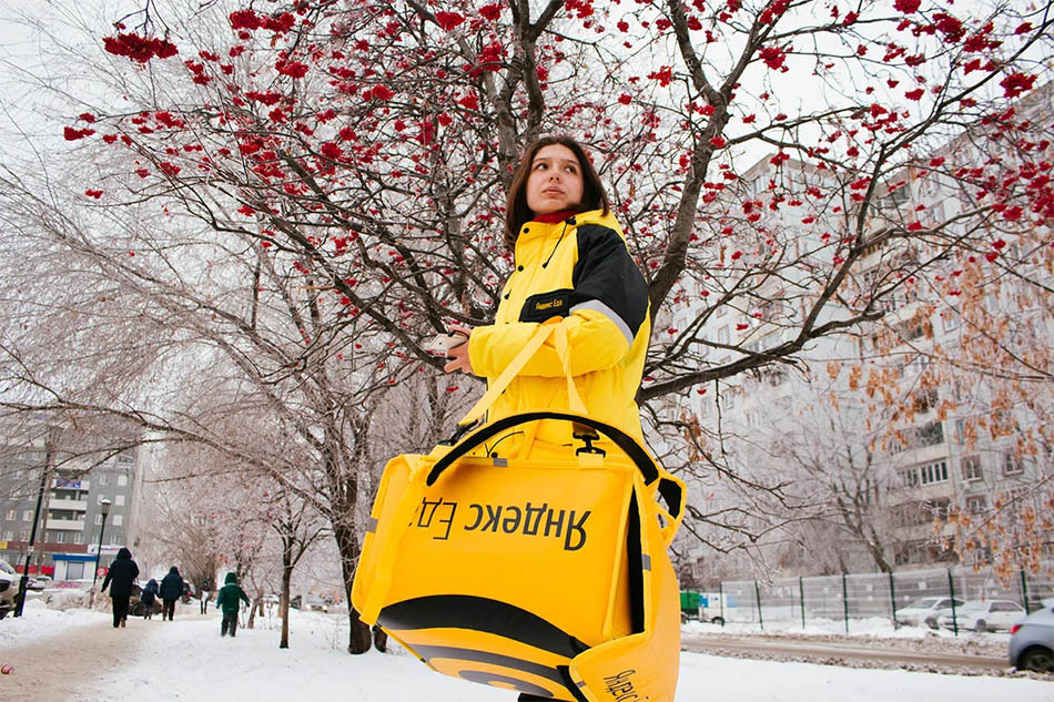 Один из примеров как правильно нести горизонтально перевёрнутую сумку