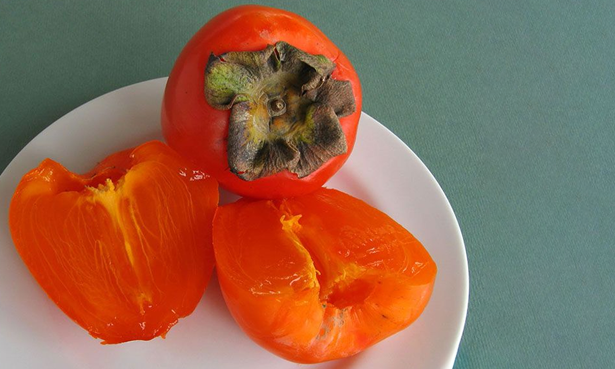 Представьте себе: вы сидите дома, наслаждаетесь сладкой хурмой, а через пару часов уже едете в больницу с дикими болями в животе