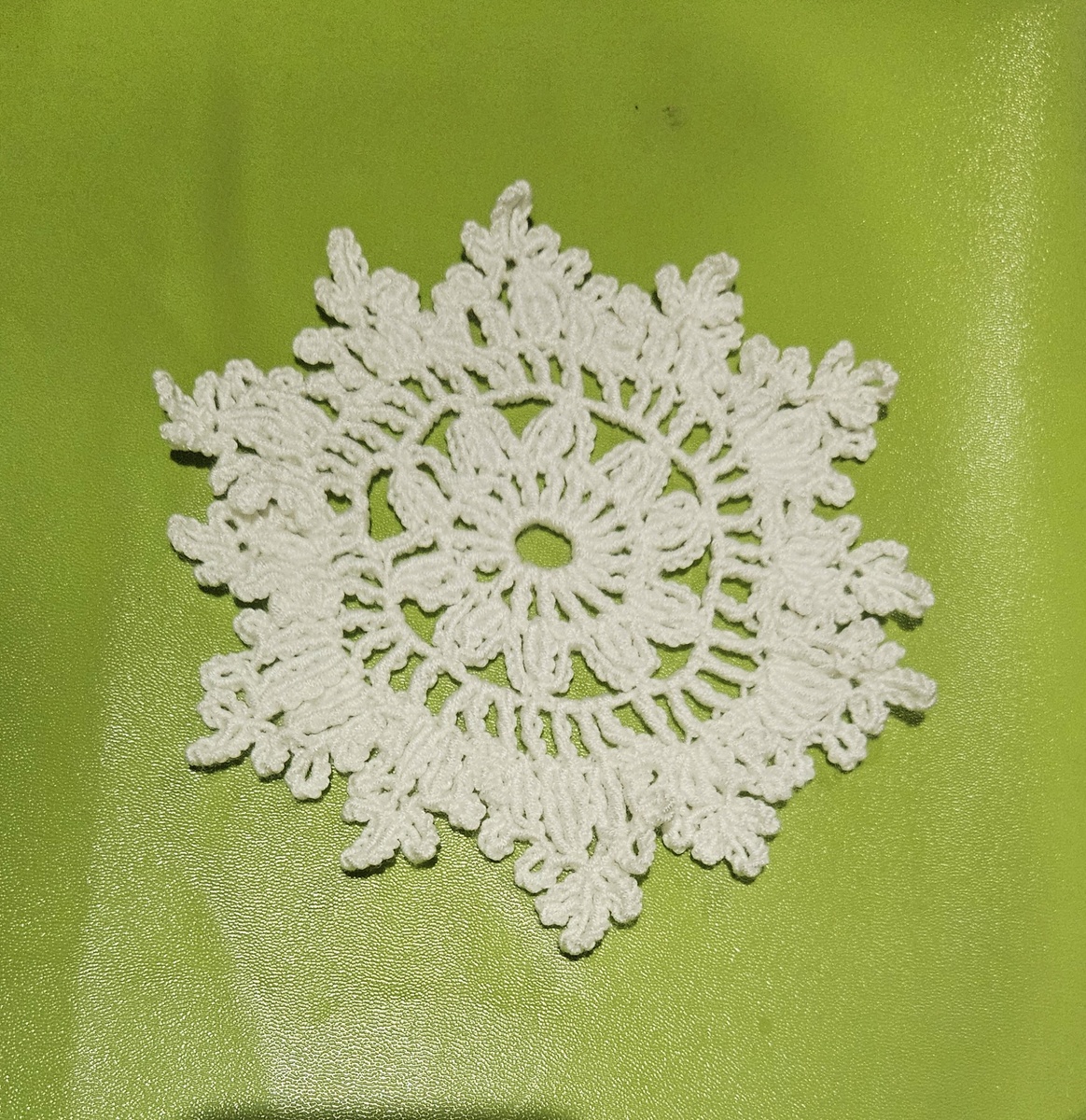 Снежинка крючком, фото автора.