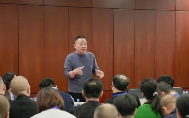 Глава компании Панг Донг Лаи учит своих сотрудников, как им жить вне работы...