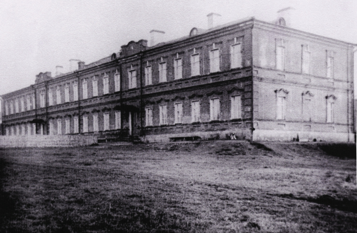 Жилой дом на территории училища