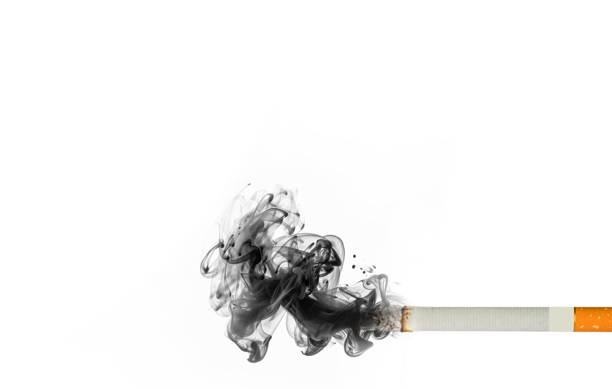 Тлеющая сигарета выделяет тысячи химических соединений (источник изображения: freepik.com)
