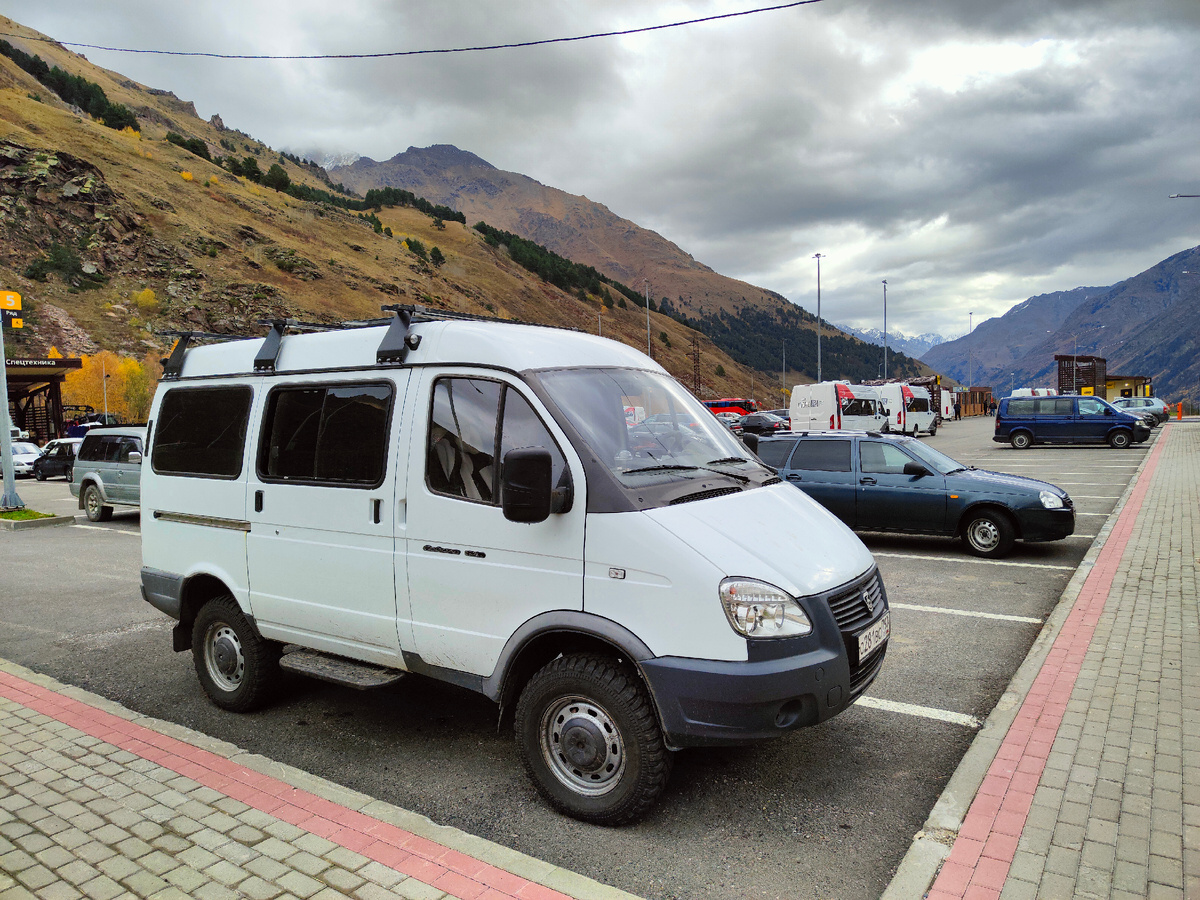 Вдалеке шатлы в ожидании пассажиров.