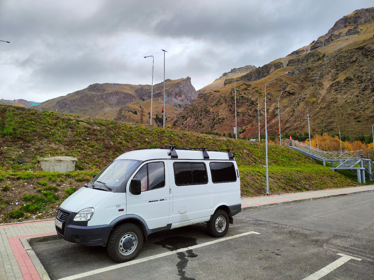 Они повезут вверх. На поляну Азау.