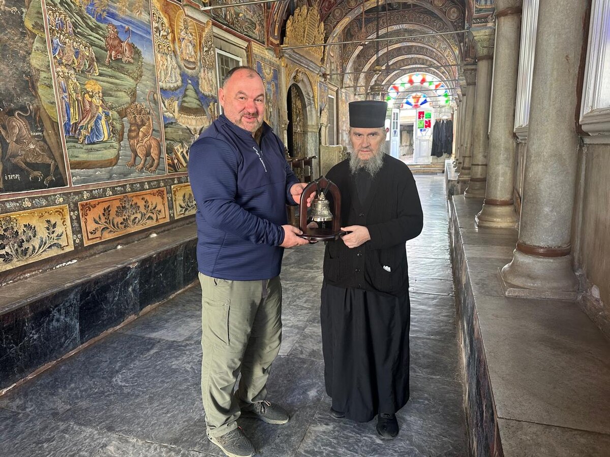 Этот колокол  от Вольгинского Колокольца передан Игумену Великой Лавры( Греческий монастырь). Теперь он стоит в трапезной и по его звону начинают и заканчивают приём пищи.