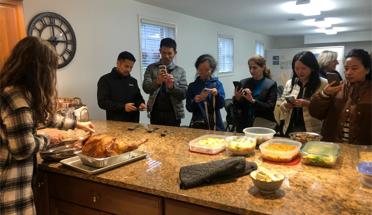 Забавный кадр: накрываем традиционный стол, и иностранцы снимают, как режут индейку. 