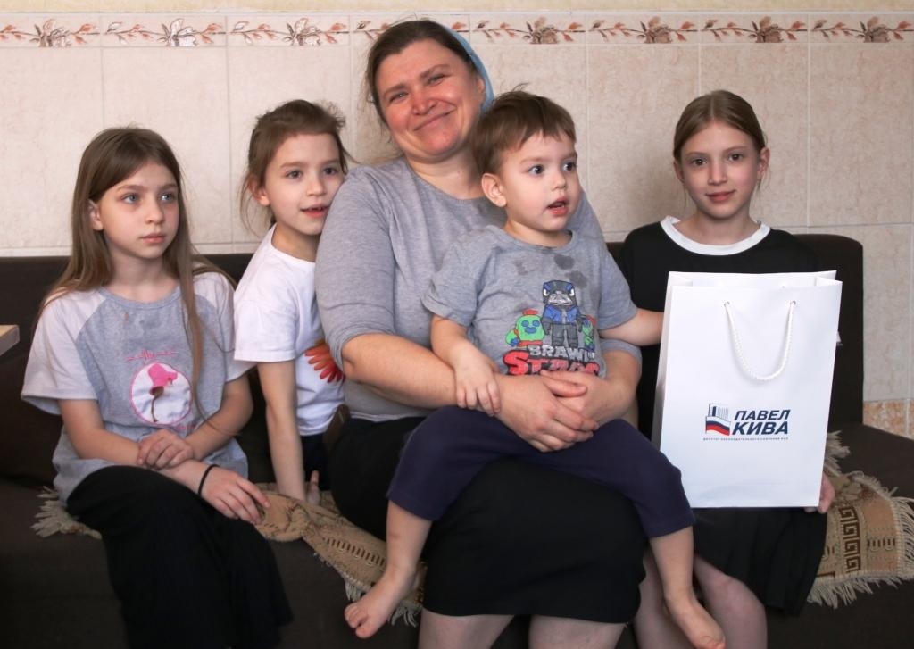    Елена Пустовалова с внуком и дочками (к сожалению, всем детям собраться не удалось)