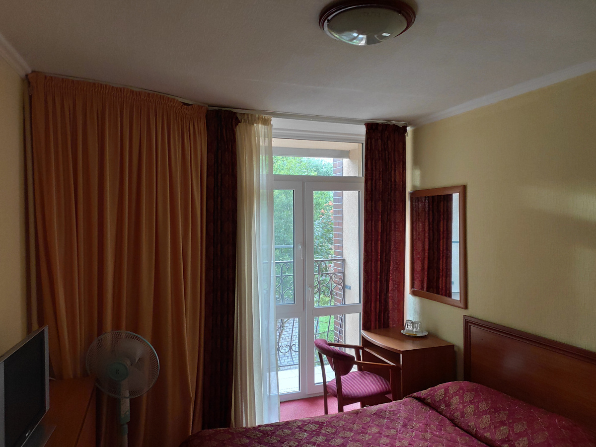 Номера старые, совесткие с косметическим ремонтом. В принцепе нормально и приемлимо за небольшую цену