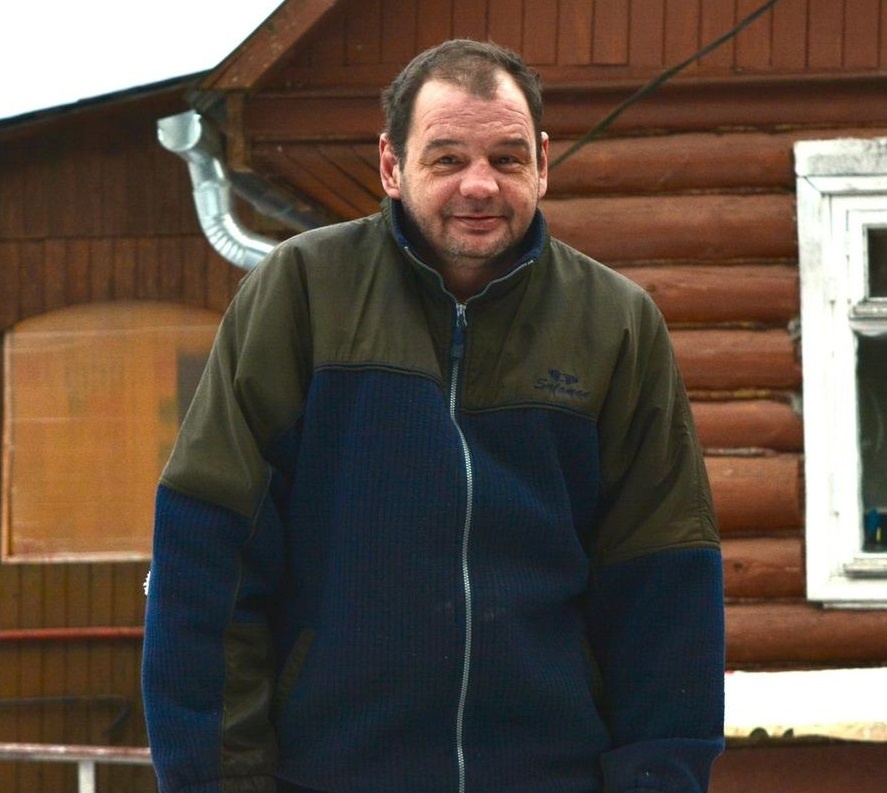 Влад Сторожевский на фоне своей сторожки. (фото автора канала).