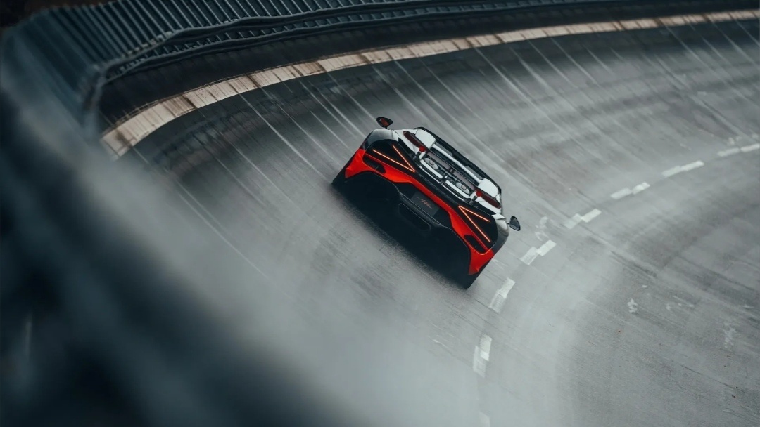 Bugatti Mistral оснащен 8,0-литровым двигателем W16 с турбонаддувом, мощность которого составляет 1578 лошадиных сил.