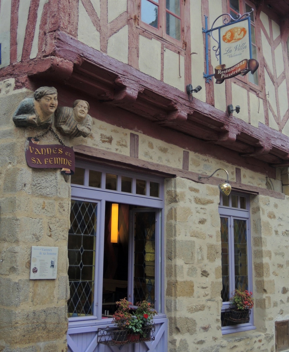 Вот они, встречают гостей 😺